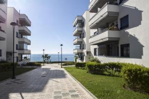 budynek mieszkalny z oceanem w tle w obiekcie Apartamento Playa Torrox w mieście Torrox Costa