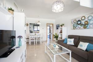 salon z kanapą i stołem w obiekcie Apartamento Playa Torrox w mieście Torrox Costa