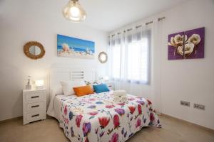 biała sypialnia z łóżkiem i oknem w obiekcie Apartamento Playa Torrox w mieście Torrox Costa