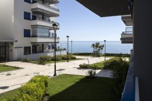 budynek mieszkalny z oceanem w tle w obiekcie Apartamento Playa Torrox w mieście Torrox Costa