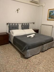 RianoにあるAlbergo Abruzzeseのベッドルーム1室(壁に十字架付きのベッド1台付)