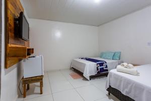 POUSADA SALOME في بونيتو: غرفة بسريرين وتلفزيون بشاشة مسطحة