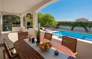 Bazén v ubytovaní Beach Front Home In Kastel Novi alebo v jeho blízkosti