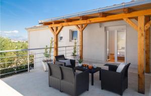 Balkón alebo terasa v ubytovaní Beach Front Home In Kastel Novi