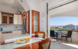 Posedenie v ubytovaní Beach Front Home In Kastel Novi
