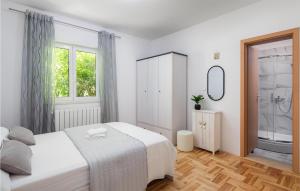 Posteľ alebo postele v izbe v ubytovaní Beach Front Home In Kastel Novi