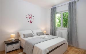 Posteľ alebo postele v izbe v ubytovaní Beach Front Home In Kastel Novi