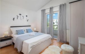Posteľ alebo postele v izbe v ubytovaní Beach Front Home In Kastel Novi