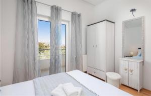 Posteľ alebo postele v izbe v ubytovaní Beach Front Home In Kastel Novi