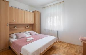 Posteľ alebo postele v izbe v ubytovaní Beach Front Home In Kastel Novi