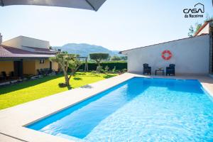 ein Swimmingpool im Hinterhof eines Hauses in der Unterkunft Casa de Naceiros - Ponte de Lima in Viana do Castelo