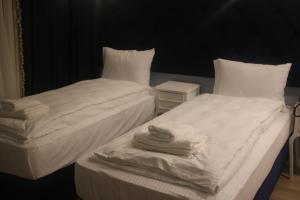 2 letti con lenzuola bianche e asciugamani di Boss To Hotel Taksim a Istanbul