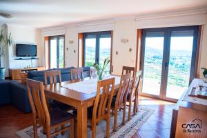 ein Esszimmer und ein Wohnzimmer mit Tisch und Stühlen in der Unterkunft Casa de Naceiros - Ponte de Lima in Viana do Castelo