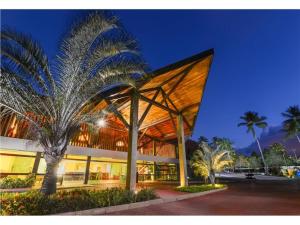 budynek z palmą przed nim w obiekcie Marulhos Suite Resort w mieście Porto de Galinhas