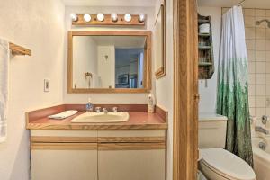 Ένα μπάνιο στο Iron Horse Studio with Resort Amenities Walk to WP! +20 φωτογραφίες