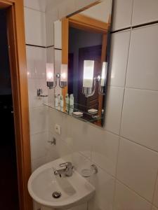y baño con lavabo y espejo. en Falborek Noclegi, en Brześć Kujawski