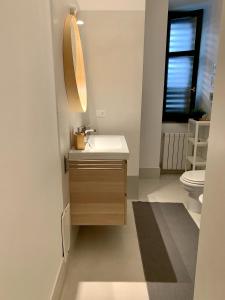 bagno con lavandino e servizi igienici di Papu's House a Salerno