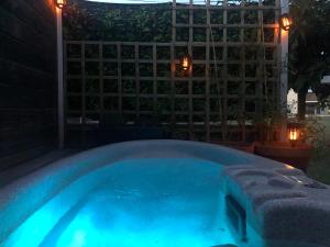 una piscina en un patio trasero por la noche en Maison Le Hamac du Golf en Fabrègues