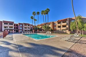 una piscina con tumbonas y palmeras en Modern Mesa Apt with Pool Access Walk to Sloan Park, en Mesa