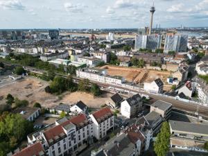 une vue aérienne sur une ville avec des bâtiments dans l'établissement 4* Boutique Zimmer am Düsseldorf Hafen + ÖPNV & TG, à Düsseldorf