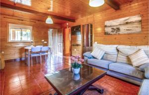 salon z kanapą i stołem w obiekcie Cozy Home In Molina De Segura w mieście Molina de Segura