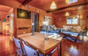 jadalnia ze stołem i kanapą w obiekcie Cozy Home In Molina De Segura w mieście Molina de Segura