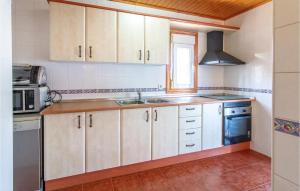 kuchnia z białymi szafkami i zlewem w obiekcie Cozy Home In Molina De Segura w mieście Molina de Segura