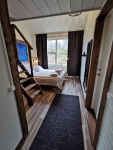 1 dormitorio con litera y escalera en Máttaráhkká Northern Light Lodge en Kiruna