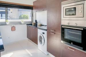 a kitchen with a washer and dryer in it at Casa Amour Villa in Lourinhã