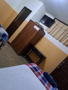 - Vistas a un dormitorio con cama y armario en Hotel Berlín, en Guayaquil
