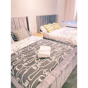 מיטה או מיטות בחדר ב-Cosy & Spacious Lodge Dartford
