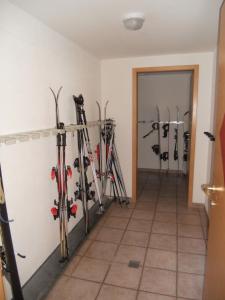 Pokój pełen nart na ścianie w obiekcie Appartement beim Brunnen 12 w Solden
