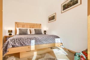 - une chambre avec un lit et une tête de lit en bois dans l'établissement Apartament Wypas, à Kościelisko