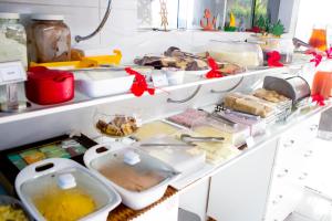 un frigorifero pieno di prodotti alimentari diversi di Pousada São Silmares a Fernando de Noronha