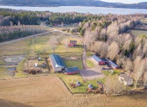 an aerial view of a farm with a barn at Gula huset, Lakene Ostgård in Lakene