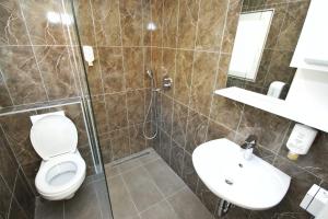 een badkamer met een toilet, een wastafel en een douche bij NACIONAL in Trebinje