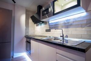 Kuchnia lub aneks kuchenny w obiekcie Laguna Home & Suites