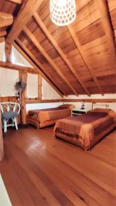 a bedroom with two beds and a wooden ceiling at Captiva in Mar de las Pampas