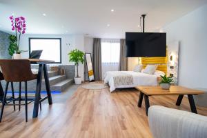 Telewizja i/lub zestaw kina domowego w obiekcie Laguna Home & Suites
