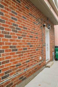 un mur en briques avec une porte sur le côté du bâtiment dans l'établissement Beautiful and spacious Apartment, à Brampton