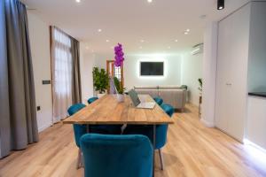 Telewizja i/lub zestaw kina domowego w obiekcie Laguna Home & Suites