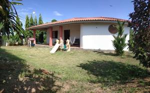 uma casa com um parque infantil em frente em Casa completa/ familiar a 3km de playa el Arenal em Pedasí Town
