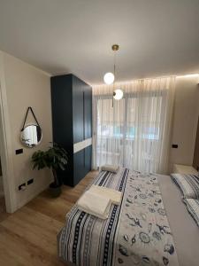 Un dormitorio con una cama grande y una maceta en Sphinx Apartment, en Durrës