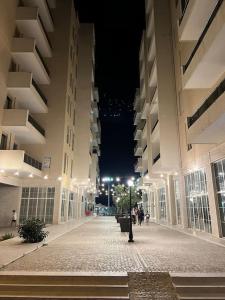 una calle vacía en un edificio por la noche en Sphinx Apartment, en Durrës