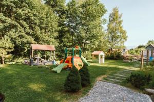 un parque infantil con un tobogán en el césped en Chata na odludziu - góry, las, widoki, cisza i spokój, en Jaszczurowa