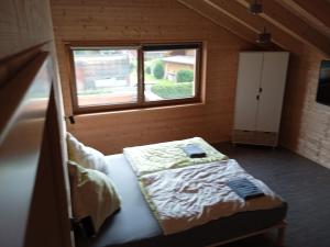 a small room with a bed and a window at Ferienwohnung Fernweh in Bolsterlang