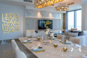 een eetkamer en woonkamer met een tafel en stoelen bij Westminster Opera Burj Khalifa in Dubai