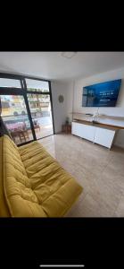sala de estar con sofá amarillo en una habitación en Apartament Modern 1 Playa del Ingles, en San Bartolomé