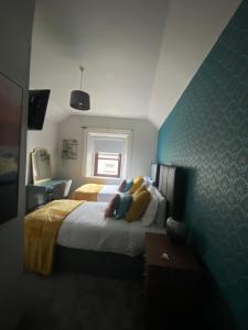 Postel nebo postele na pokoji v ubytování Woodquay House