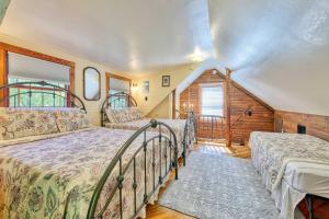 - une chambre avec 2 lits et un escalier dans l'établissement Clyde Papa Bear Cabin, Near Smoky Mountains!, à Clyde